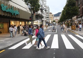 La calle Uría, principal foco comercial de Oviedo.