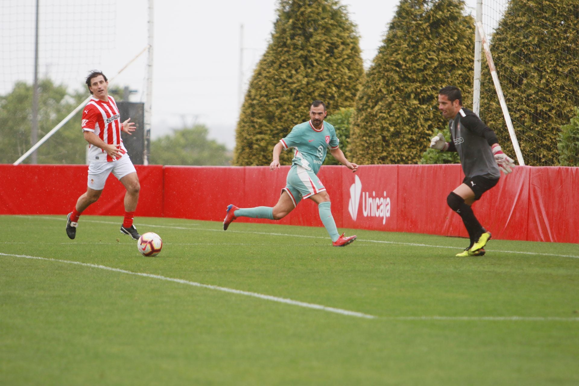 Partido entre los veteranos del Sporting de Gijón y el Atlético de Madrid