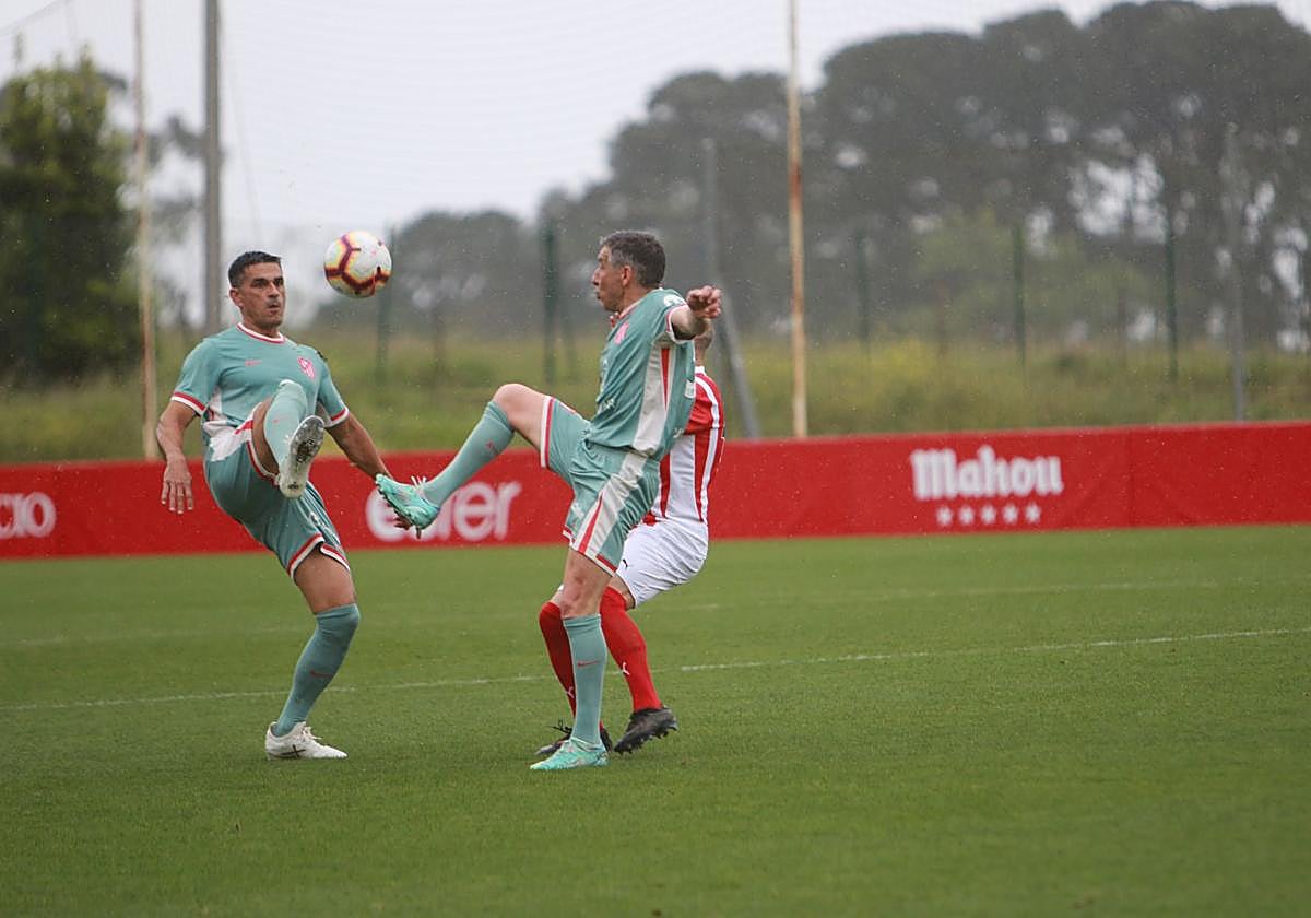 Partido entre los veteranos del Sporting de Gijón y el Atlético de Madrid