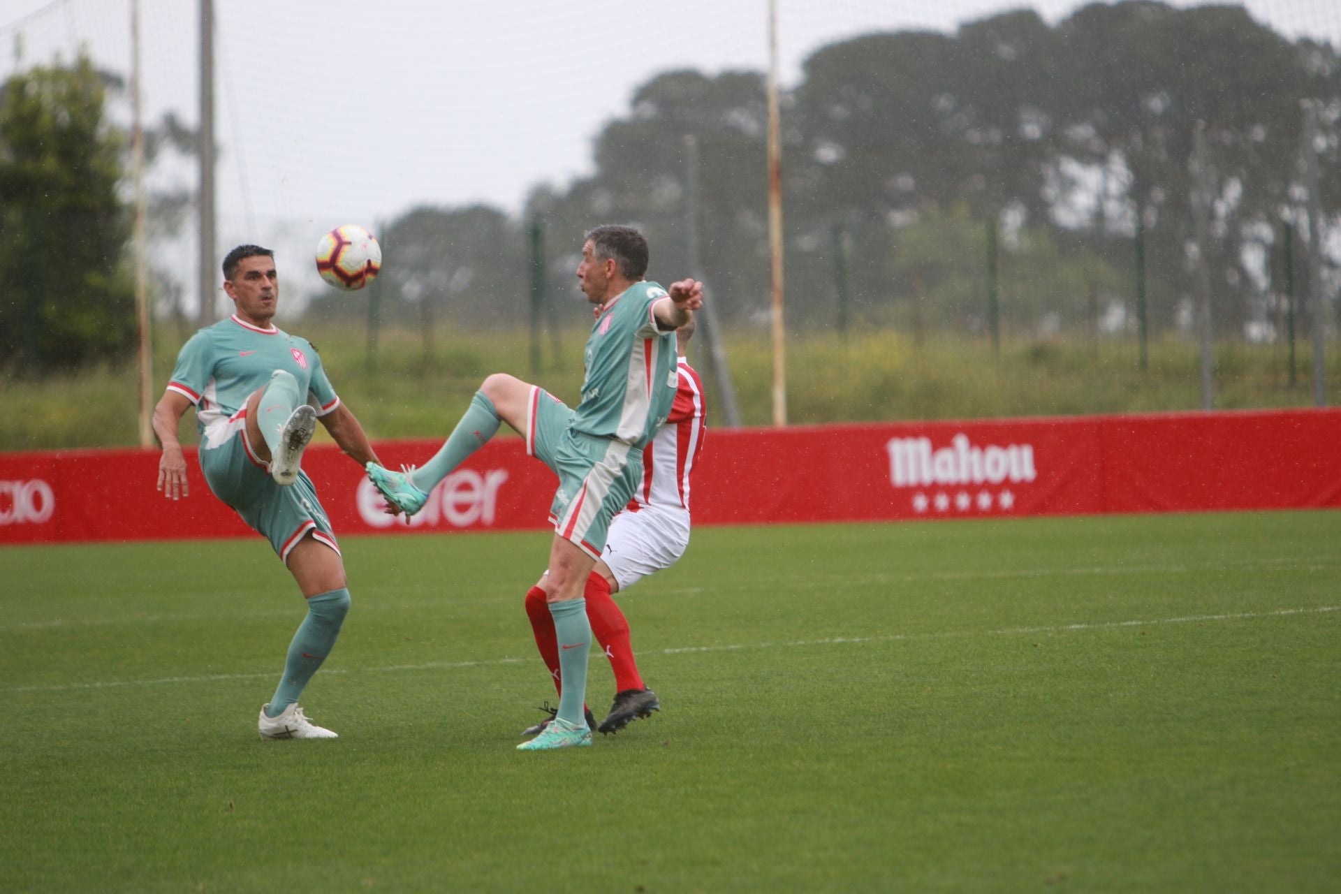 Partido entre los veteranos del Sporting de Gijón y el Atlético de Madrid