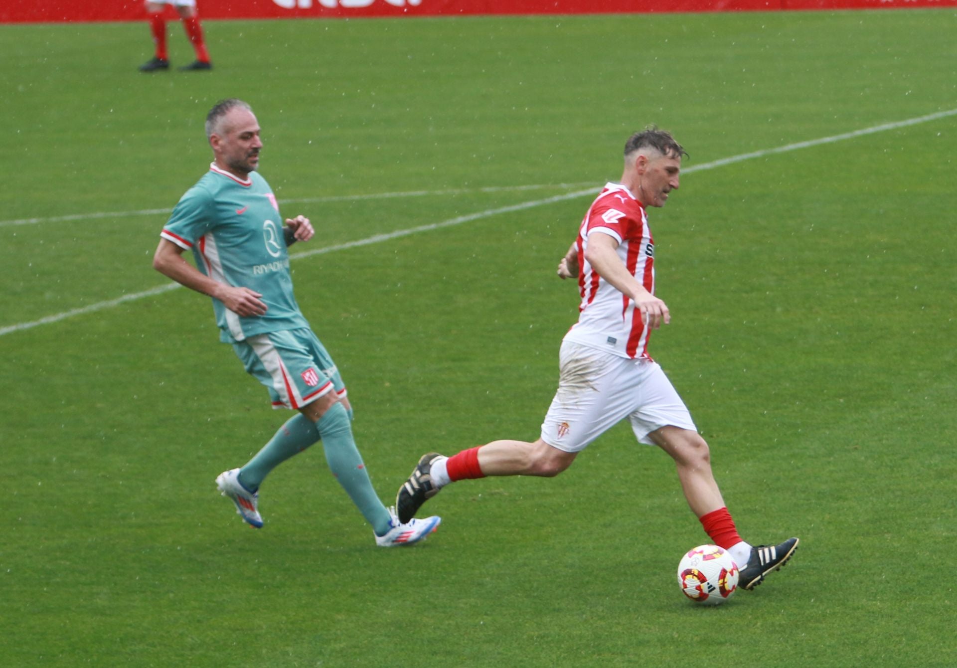 Partido entre los veteranos del Sporting de Gijón y el Atlético de Madrid