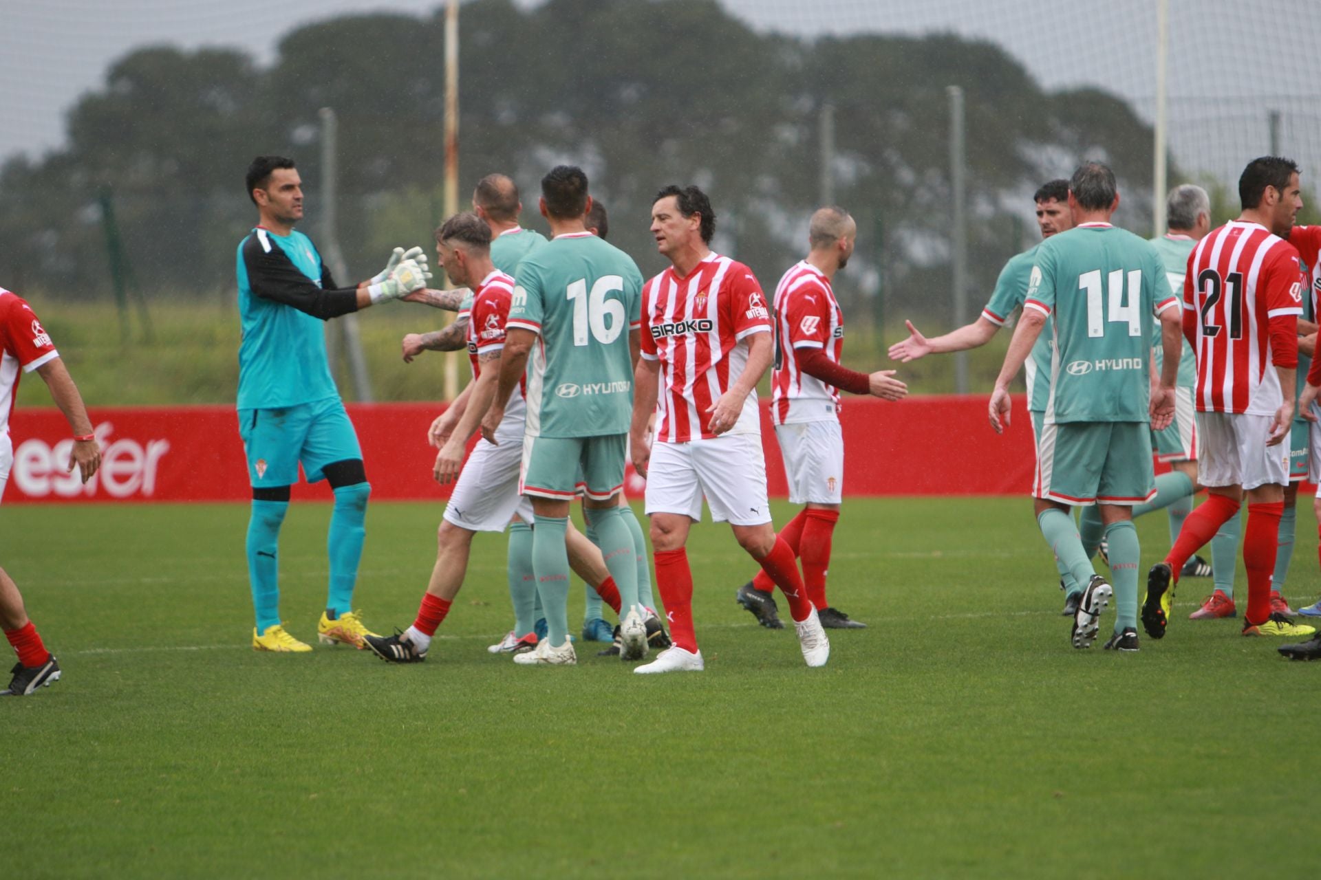 Partido entre los veteranos del Sporting de Gijón y el Atlético de Madrid
