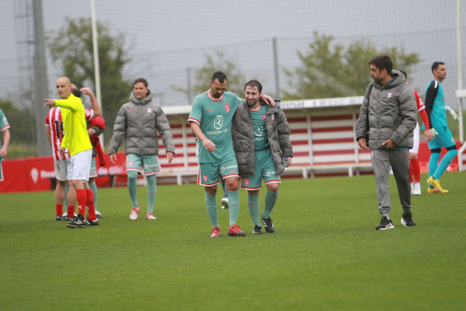 Partido entre los veteranos del Sporting de Gijón y el Atlético de Madrid