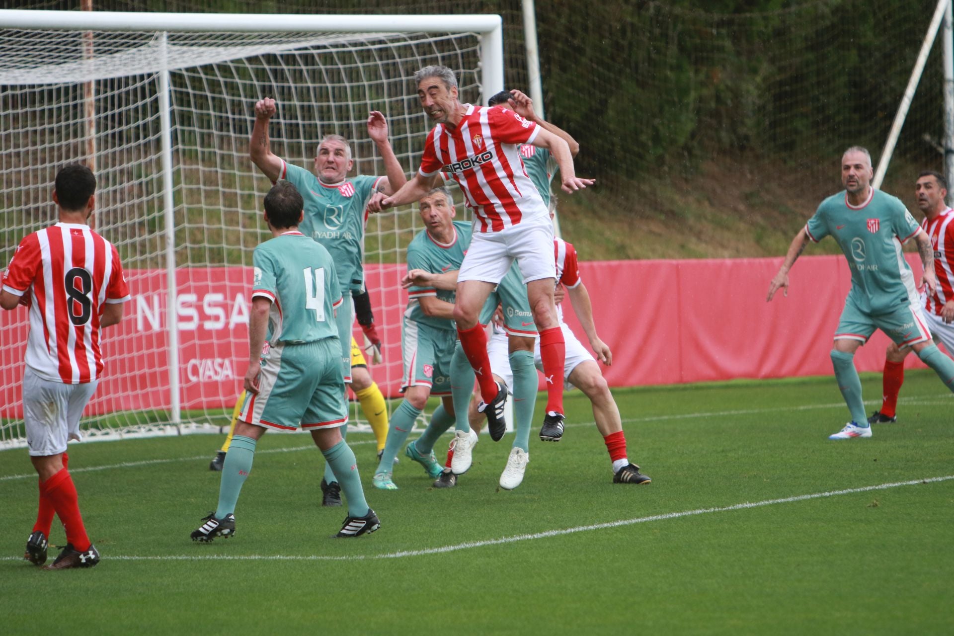 Partido entre los veteranos del Sporting de Gijón y el Atlético de Madrid