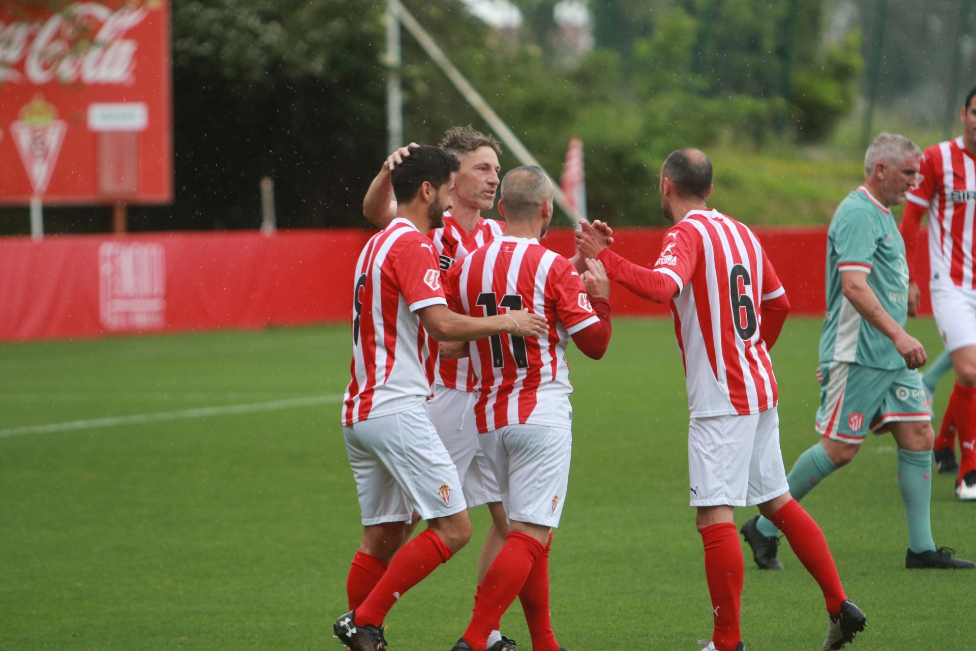 Partido entre los veteranos del Sporting de Gijón y el Atlético de Madrid