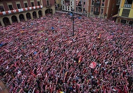 La plaza Mayor, vestida de rojiblanco, en la celebración del ascenso del Sporting de Abelardo en 2015.