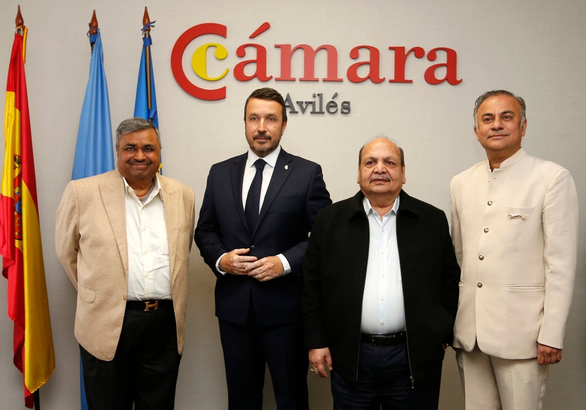 La delegación india, con el presidente de la Cámara de Comercio de Avilés