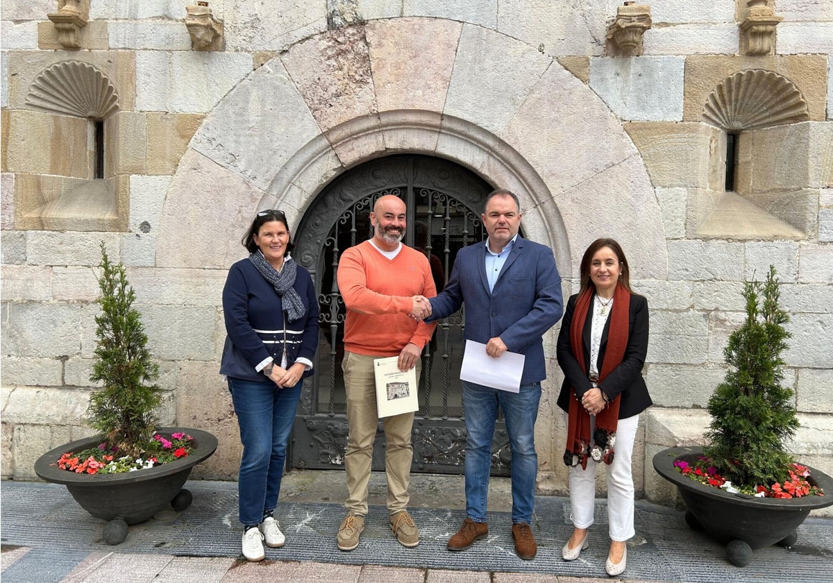 El alcalde de Ribadesella, Paulo García, y el presidente de la Cámara de Comercio de Oviedo, a la entrada del Ayuntamiento riosellano.