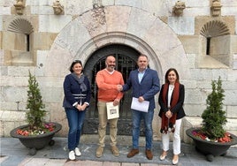 El alcalde de Ribadesella, Paulo García, y el presidente de la Cámara de Comercio de Oviedo, a la entrada del Ayuntamiento riosellano.