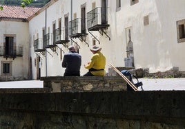 Dos peregrinos descansando en Valdediós, antes de entrar en sus habitaciones