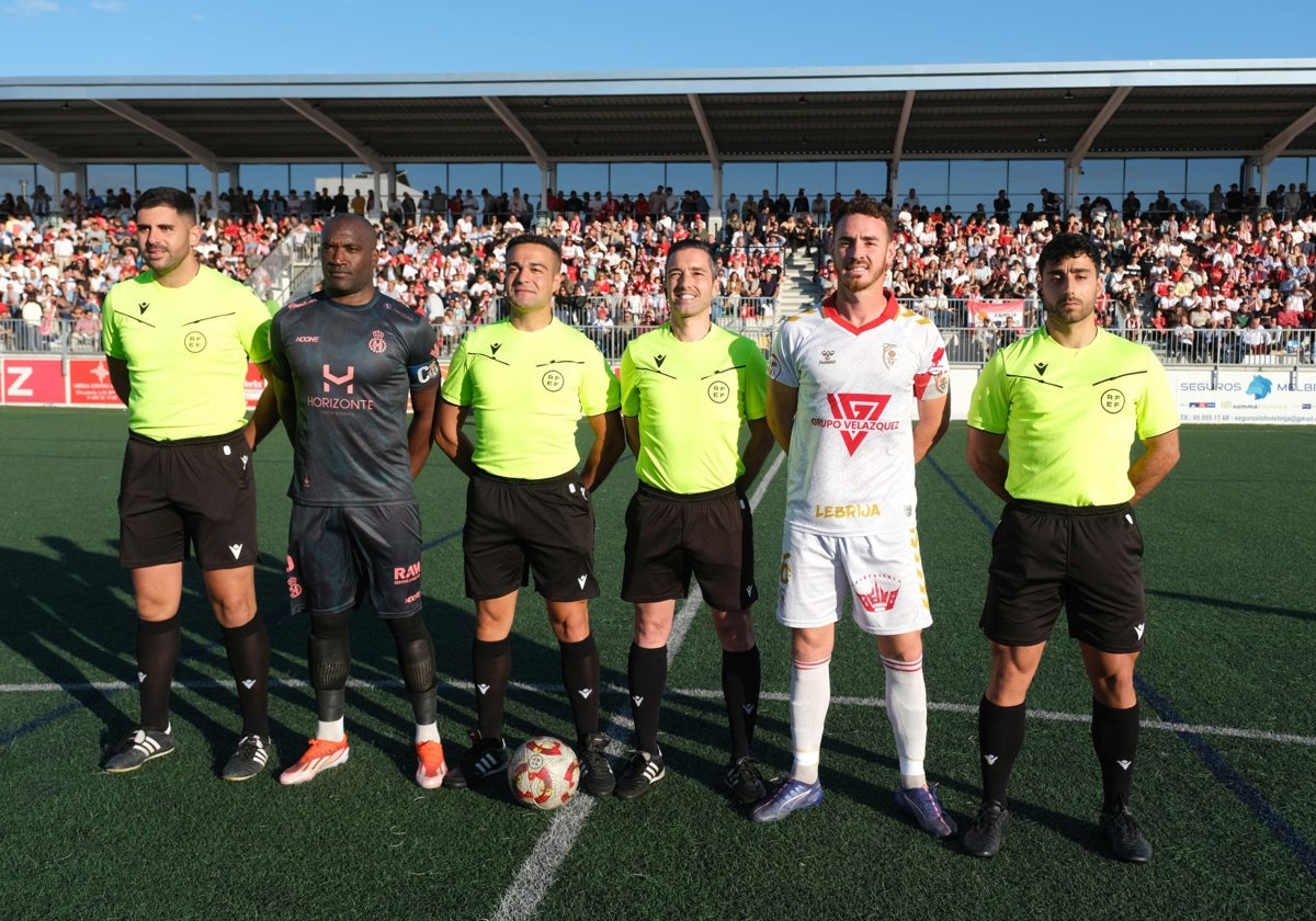 El equipo arbitral, junto a los capitanes el sábado en Lebrija.