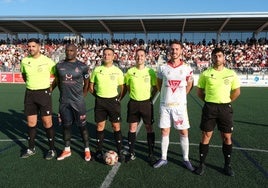 El equipo arbitral, junto a los capitanes el sábado en Lebrija.