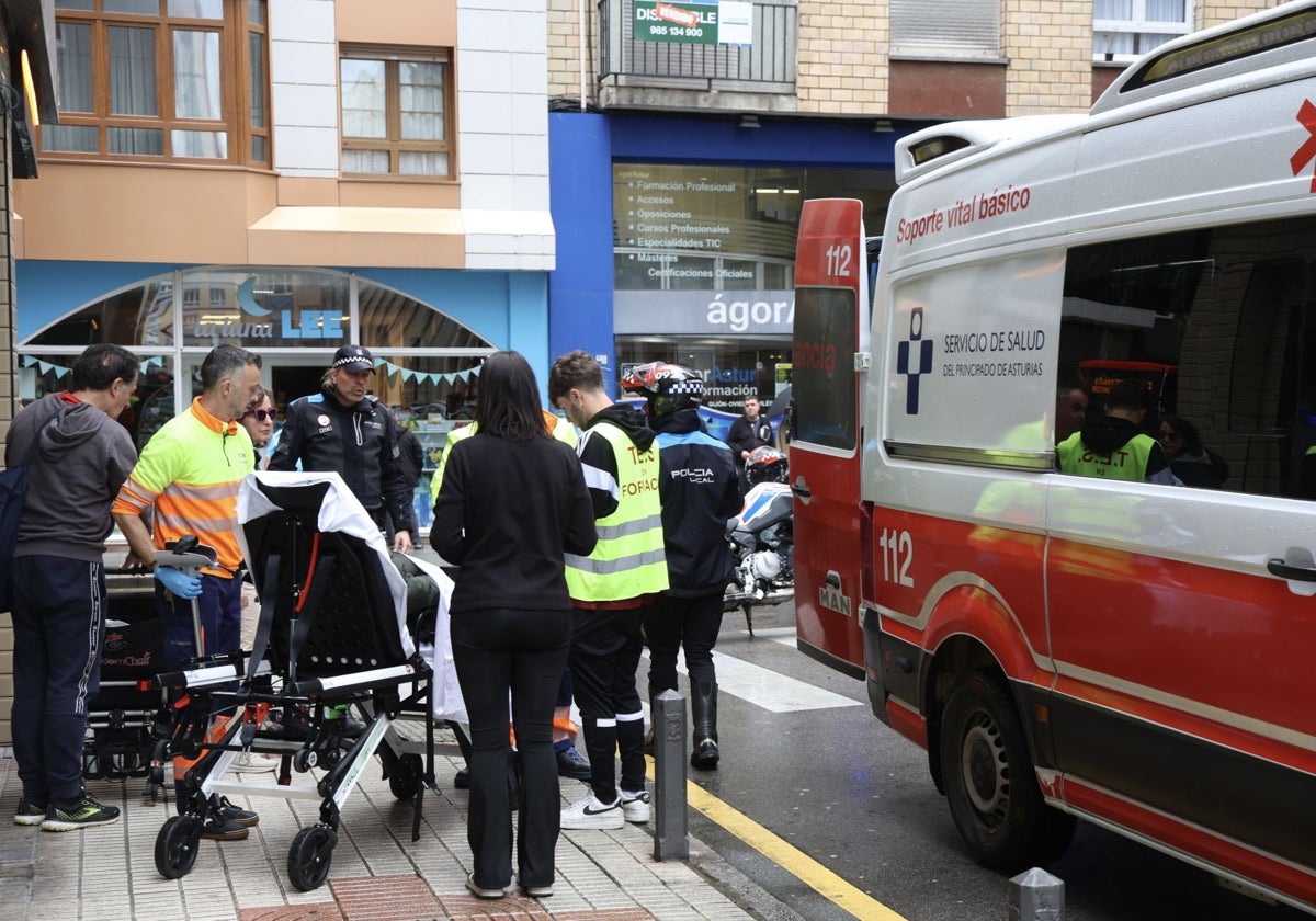 Policías y sanitarios atienden a la víctima del atropello.