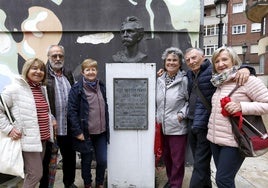Seis miembros de la Asociación Hispano-Cubana Paz y Amistad de Avilés, con el busto de José Martí.