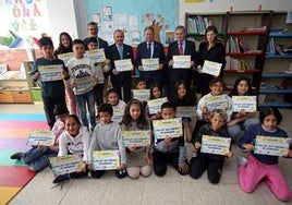 Alfredo Canteli, en el centro de la imagen, entre Pablo Junceda y Abel Fernández, en la entrega de diplomas del taller de economía en el colegio de San Pedro de los Arcos.