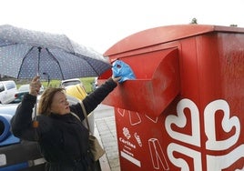Una mujer utiliza uno de los contenedores que actualmente tiene instalados Cáritas en la ciudad.