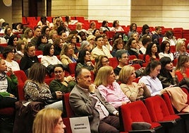 Los profesionales de la enfemería acudieron en buen número al auditorio de la Casa de Cultura de Avilés.