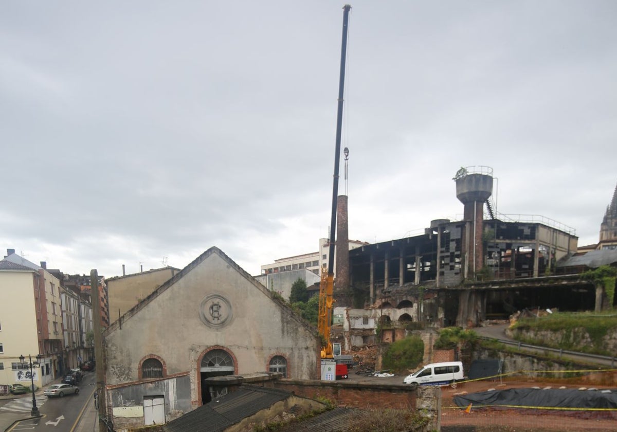 Ginkgo protege la chimenea y el depósito de la Fábrica de Gas de Oviedo