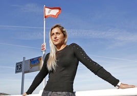 Lucía Martiño, surfista gijonesa, en el Muro.