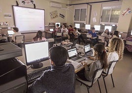 Un grupo de alumnos trabaja con los ordenadores en clase.