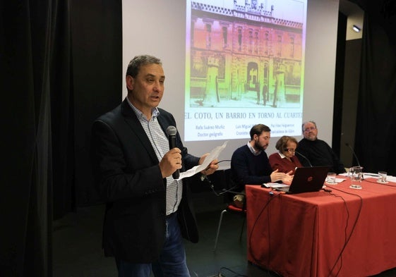 Pablo de Paz, de la asociación de vecinos, y los ponentes: Rafael Suárez Muñiz, Paz Fernández Felgueroso y Luis Miguel Piñera.