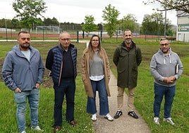 El empresario Rubén Montes, con los técnicos Juan Carlos Álvarez y Leire Gabilondo, el alcalde Ángel García y el edil Pergentino Martínez.