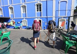 Dos peregrinos acceden al albergue Pedro Solís de Avilés.