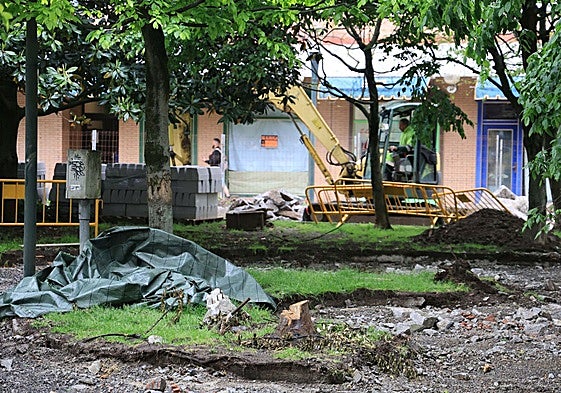 Un operario trabaja en la reforma del parque de Electra, en El Llano.