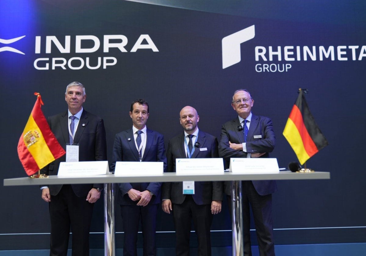 De izquierda a derecha: José Vicente de los Mozos, CEO de Indra; Ángel Escribano, presidente ejecutivo de Indra; Eduardo Veen Martínez, CEO de Rheinmetall Business Unit Tactical Vehicles; y José Luis Urcelay, presidente de Rheinmetall EM.