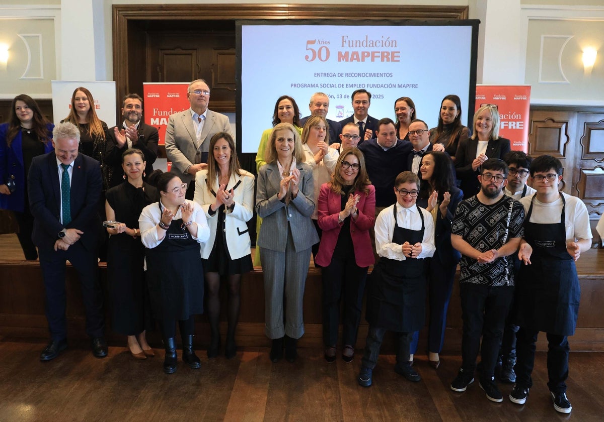 La Infanta Elena, autoridades, representantes de Fundación Mapfre, empresas y trabajadores al finalizar el acto.