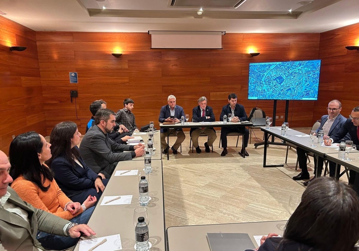 El Ayuntamiento de Oviedo explica a los hoteleros cómo implantará la Zona de Bajas Emisiones