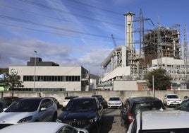 La planta de Bayer, junto a la térmica de Lada.