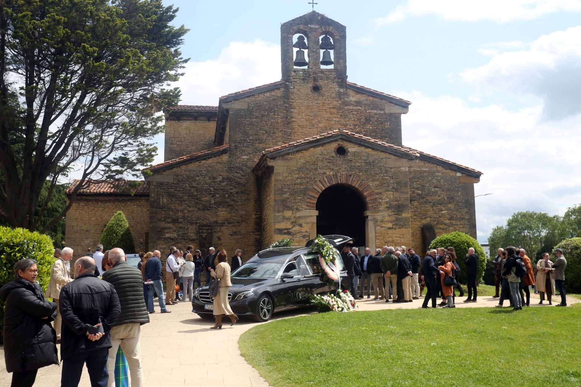Emotivo adiós a Luis Corzo, histórico chófer del Partido Popular asturiano