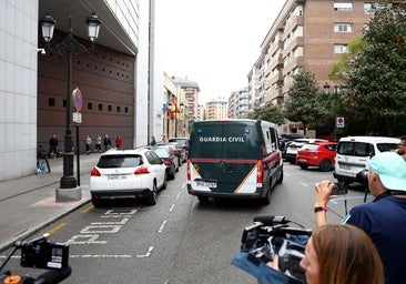 Un furgón de la Guardia Civil traslada a la cárcel a los padres de la 'casa de los horrores'.
