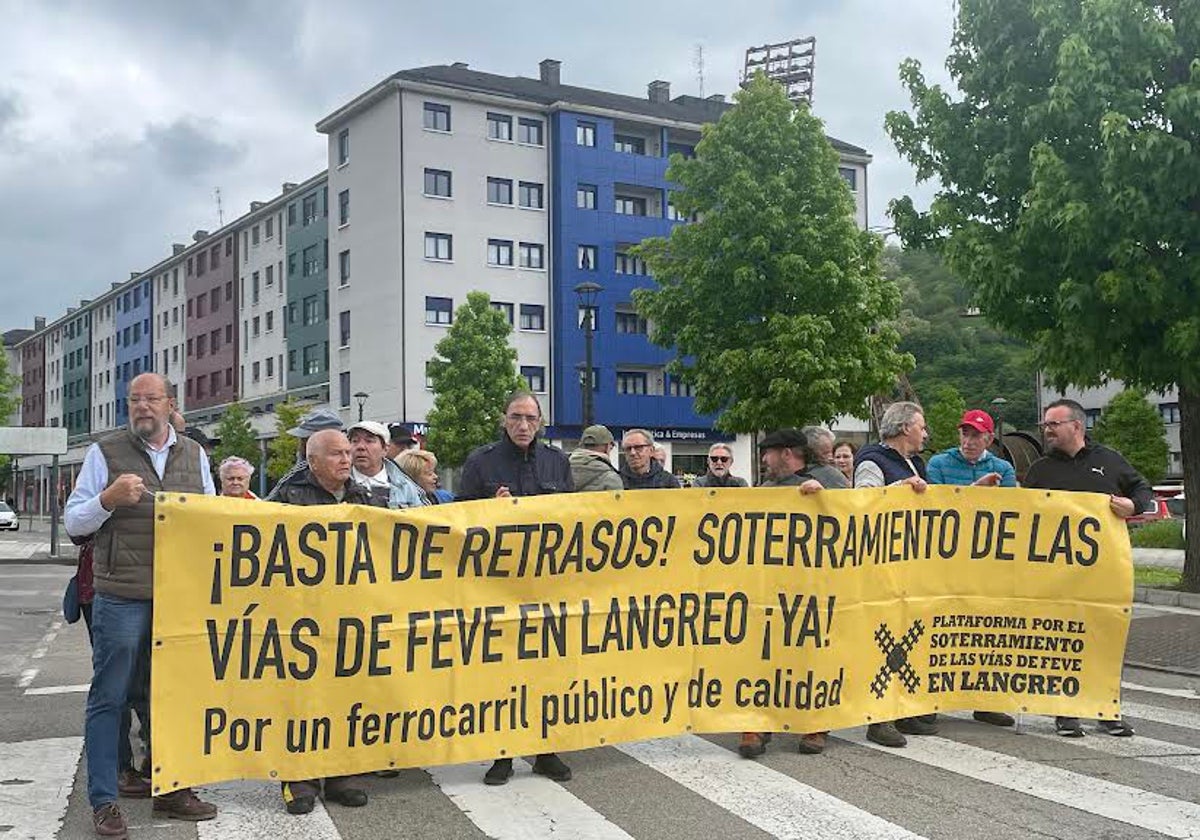 Langreo intensifica sus protestas: «Nos están tomando el pelo con el soterramiento»