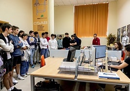 Un grupo de estudiantes reciben una explicación en una edición anterior de las Jornadas de Puertas Abiertas.