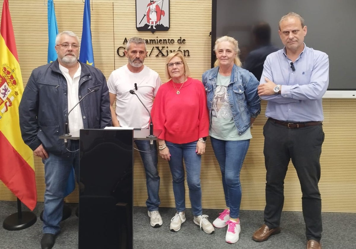 Los vecinos de Portuarios, con el concejal socialista Tino Vaquero.