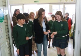 Alumnos de La Corolla y la vicealcaldesa inauguración la exposición 'Dona sangre'.