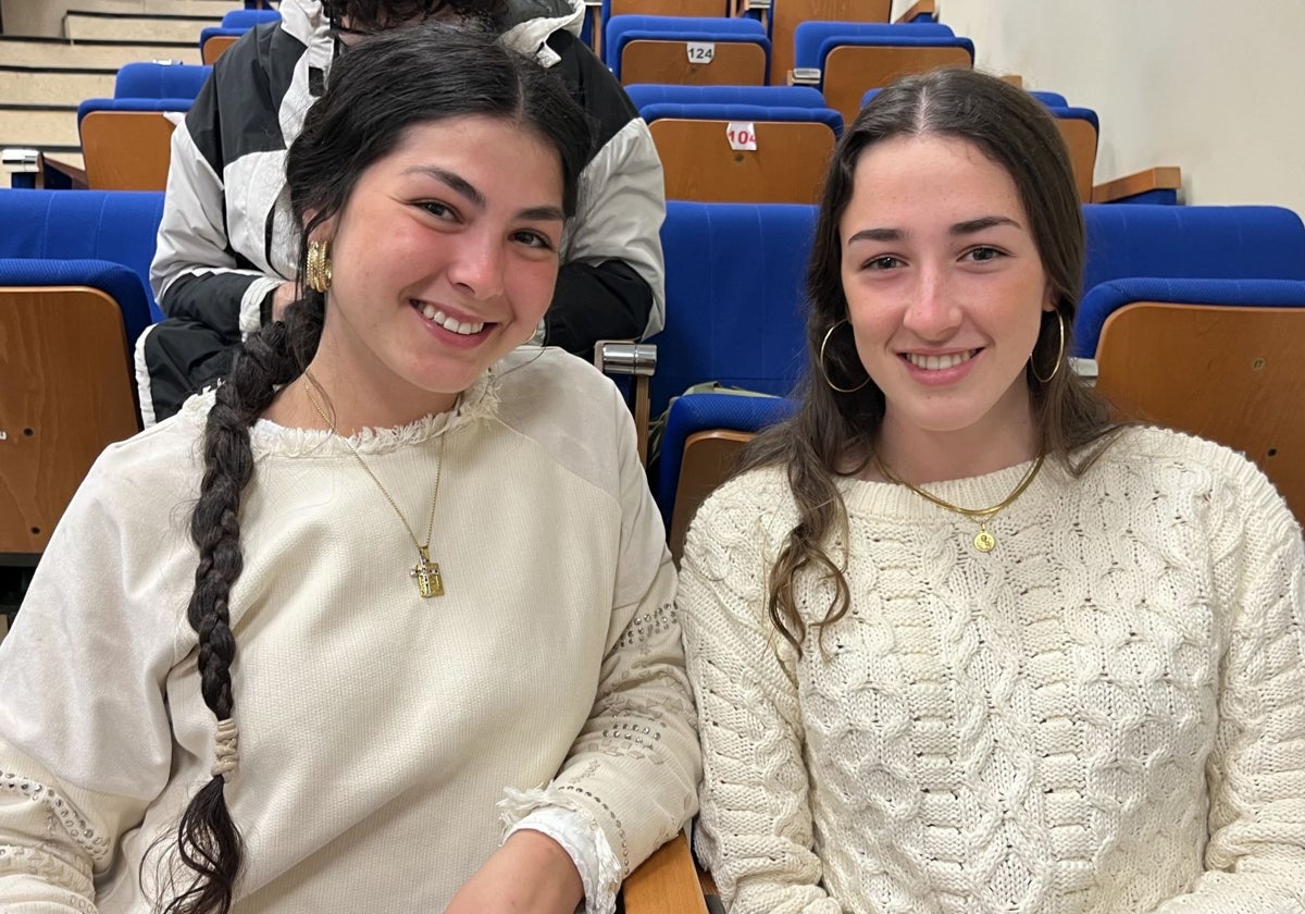 Berta Garcíablanco y Ana Roces durante la charla informativa.