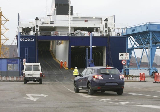 Maniobra de carga de vehículos por la rampa ro-ro al barco 'Norman Voyager', de la naviera LD Lines, que operó la línea Gijón-Nantes.