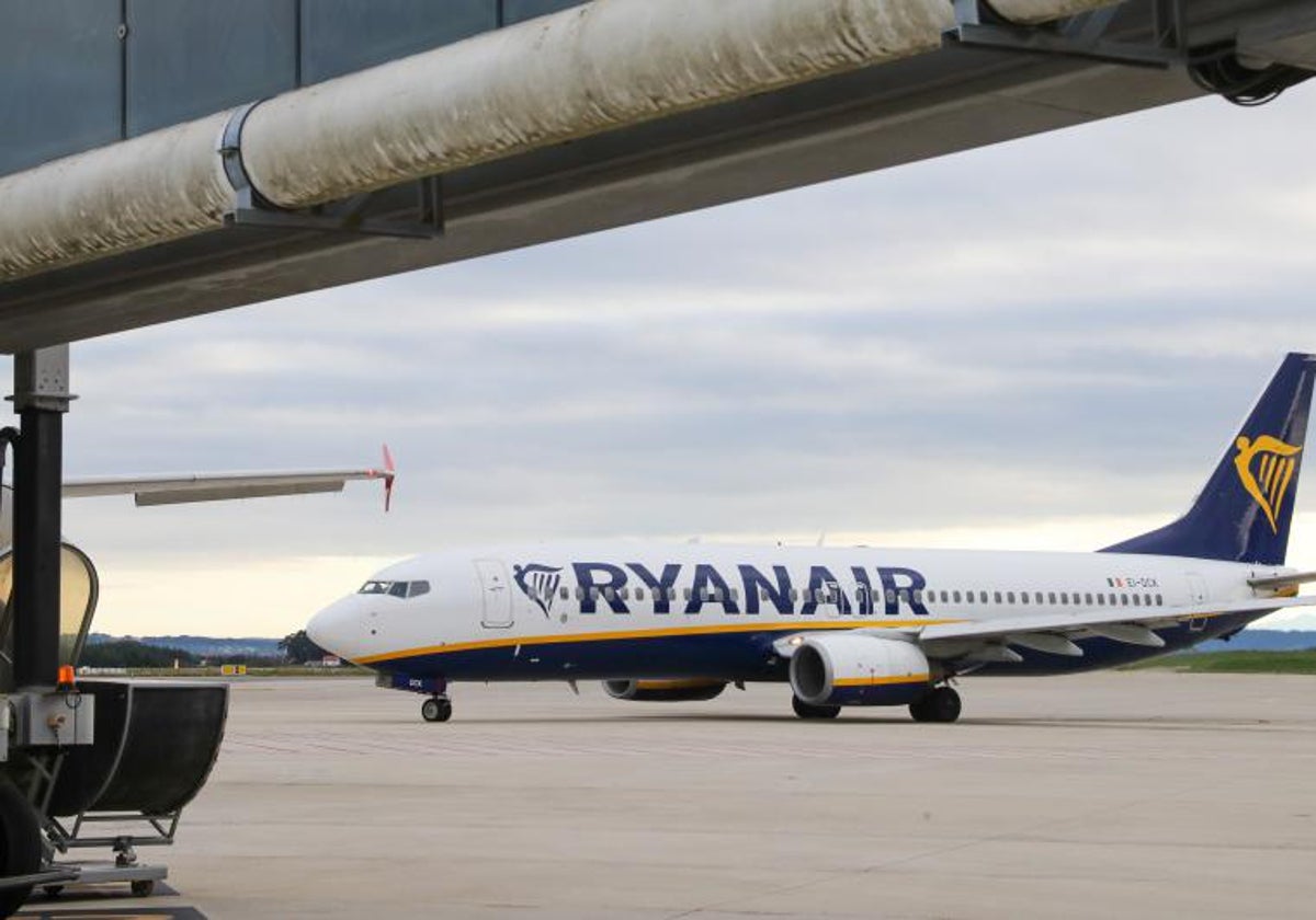Una aeronave de Ryanair estacionada en la plataforma del aeropuerto de Asturias.