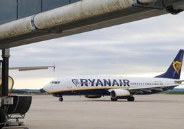 Una aeronave de Ryanair estacionada en la plataforma del aeropuerto de Asturias.