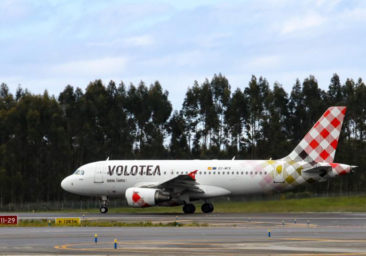 Una aeronave de Volotea, modelo Airbus-318, en la pista del aeropuerto de Asturias.