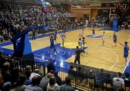 Un partido de baloncesto en el polideportivo de Pumarín.