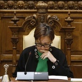 La alcaldesa, Carmen Moriyón, durante la sesión plenaria.