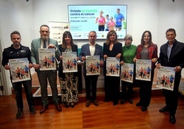 David Martínez, Manuel Carballo, Ana Niño, Antonio Flecha, Concepción Méndez, Yolanda Calero, Mari Carmen Santa Maute y José Luis Sariego, en la presentación de la VIII Carrera contra el cáncer.