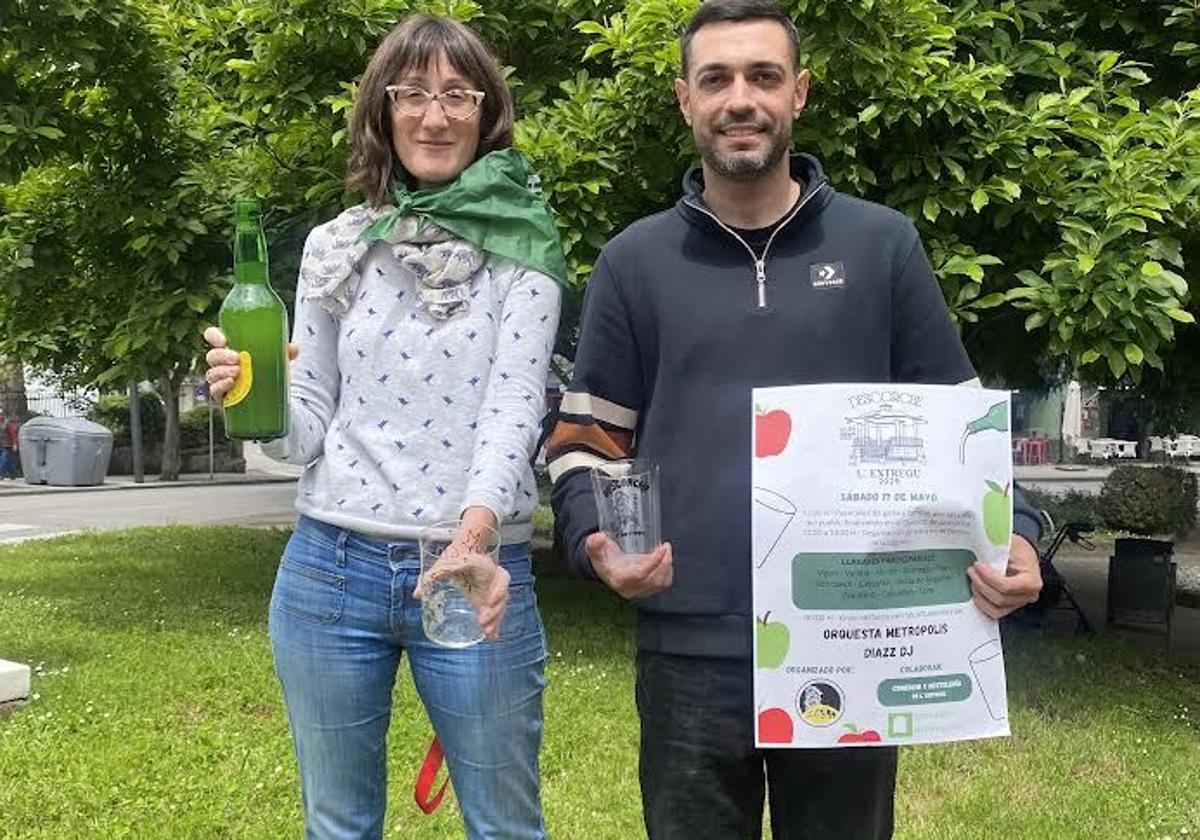 Cintia Ordóñez y Adrián García, representantes de la organización del Descorche de El Entrego.