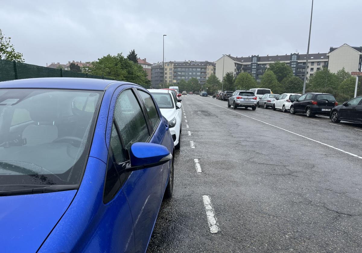 La Policía Local rescata a un hombre de su coche en llamas en Gijón
