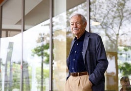 Eduardo Mendoza posa a su llegada a la rueda de prensa que ha ofrecido este miércoles en Barcelona tras haber sido galardonado con el Premio Princesa de Asturias de las Letras 2025.