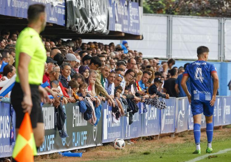 Fontán se dispone a sacar de banda con el Suárez Puerta a rebosar ante el Recreativo Granada.